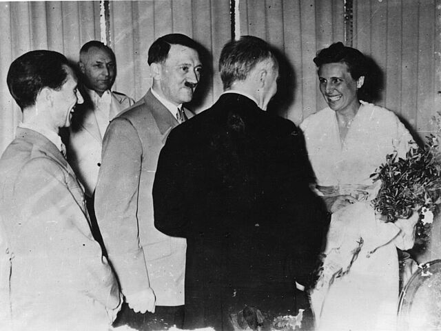 Premiere des Olympia-Films im Ufa-Palast am Zoo in Berlin am 20. April 1938, in Anwesenheit von Joseph Goebbels&nbsp;(links), Adolf Hitler (Mitte) und Leni Riefenstahl (rechts)