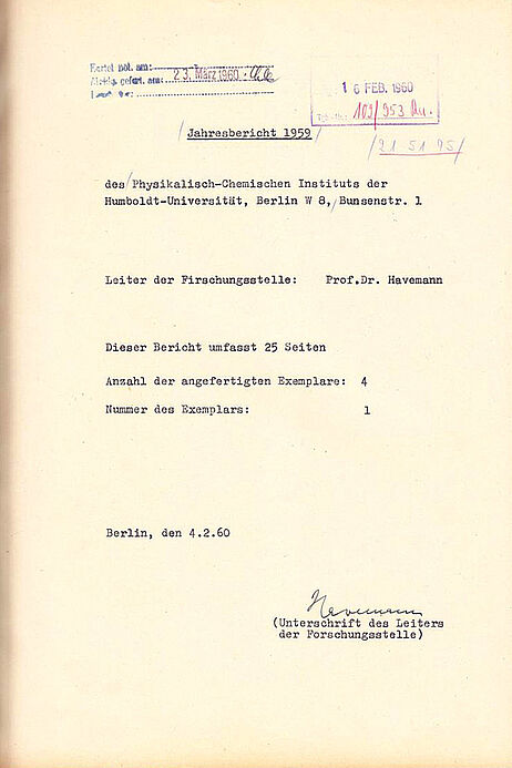 Deckblatt eines maschinengeschriebenen Berichts mit Unterschrift, Eingangsstempeln und handschriftlichen Daten und Kürzeln