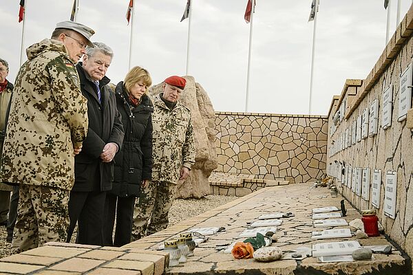 Bundespräsident Joachim Gauck und seine Lebensgefährtin Daniela Schadt gedenken im Ehrenhain des Camp Marmal der Bundeswehr den gefallenen Soldaten. Neben ihnen stehen der Regionalkommandeur Erich Pfeffer und der Generalinspekteur der Bundeswehr Volker Wieker. Das Camp Marmal lag nahe der Stadt Masar-e Scharif in Afghanistan.