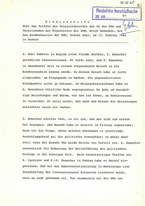 erste Seite eines maschinenschriftlichen Protokolls über das Treffen von Helmut Kohl und Erich Honecker, versehen mit einem behördlichen Stempel und dem Unterschriftskürzel Honeckers; 