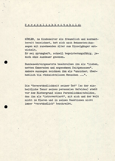 Das Dokument zeigt den Zwischenbericht der Sonderkommission zum Sprengstoffanschlag auf dem Oktoberfest 1980. Im Bericht werden die Tat, die Ermittlungen und die nächsten Schritte der Ermittlung und Öffentlichkeitsarbeit.