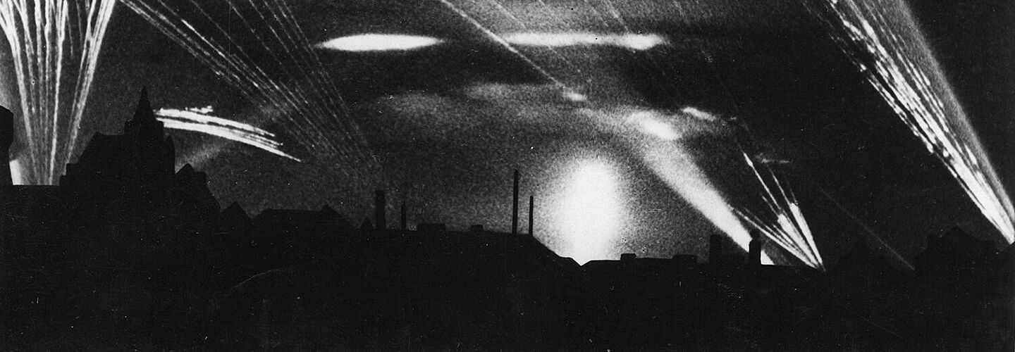 Deutsche Flakabwehr gegen nächtliche Luftangriffe, Leuchtsspurstreifen am Himmel