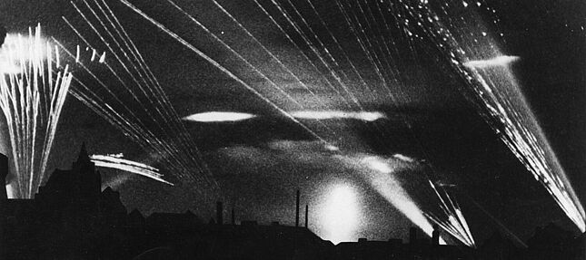 Deutsche Flakabwehr gegen nächtliche Luftangriffe, Leuchtsspurstreifen am Himmel