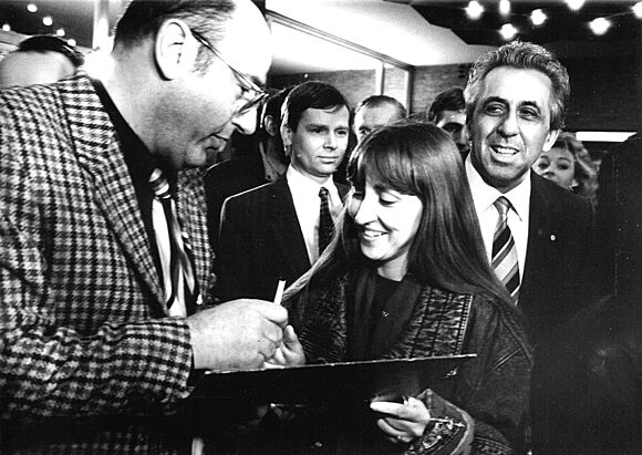 Berlin, "Kino International".- Manfred Krug Autogramm schreibend, rechts Egon Krenz