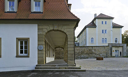 Dienststelle des Bundesarchivs in Ludwigsburg mit Schorndorfer Torhaus im Vordergrund