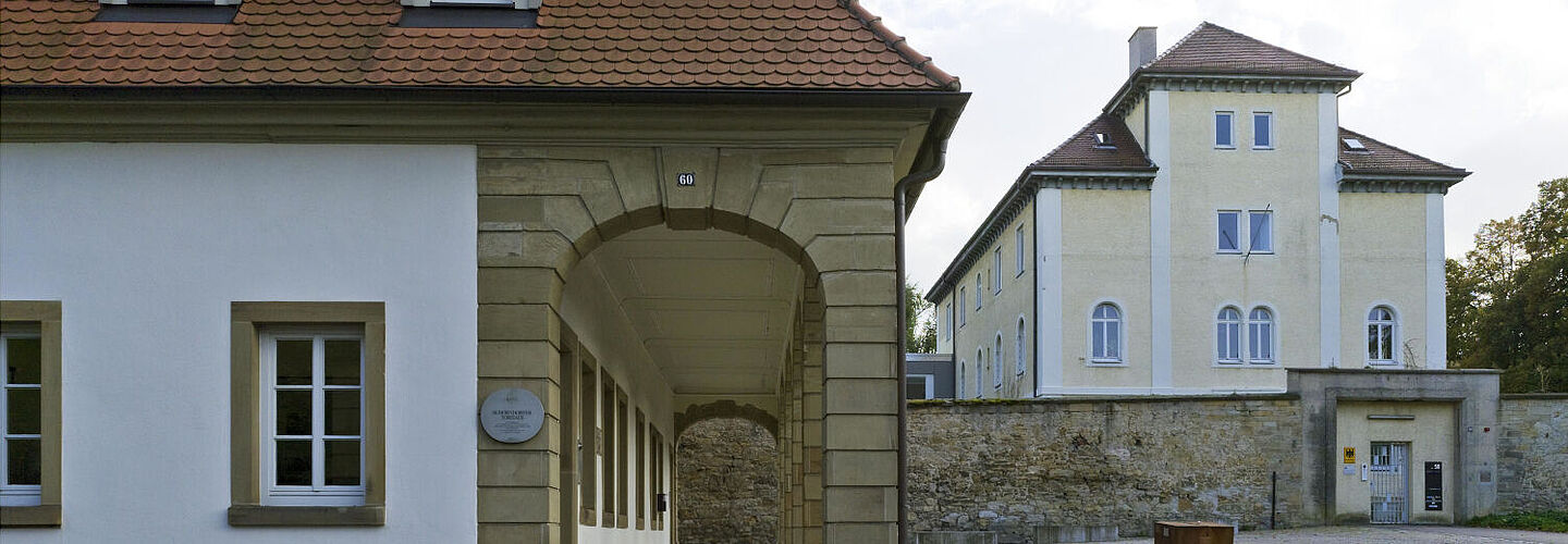 Dienststelle des Bundesarchivs in Ludwigsburg mit Schorndorfer Torhaus im Vordergrund