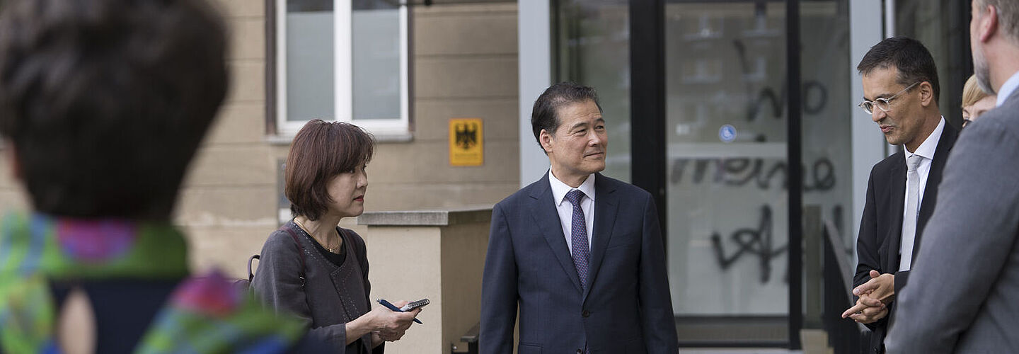 Kim Yung Ho steht vor dem Eingang zum Stasi-Unterlagen-Archiv.