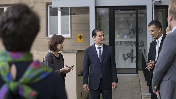 Kim Yung Ho steht vor dem Eingang zum Stasi-Unterlagen-Archiv.