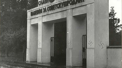 Hakenkreuze am Protaleingang sowjetischer Ehrenfriedhof Stralsund