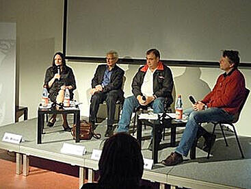 Diskutanten in der Leipziger Außenstelle des BStU (v.l.n.r.): Ausstellungskuratorin Jutta Braun, der ehemalige DDR-Kanute Siegwart Karbe, der Schwimmer Axel Mitbauer und Moderator Siegbert Schefke vom MDR.