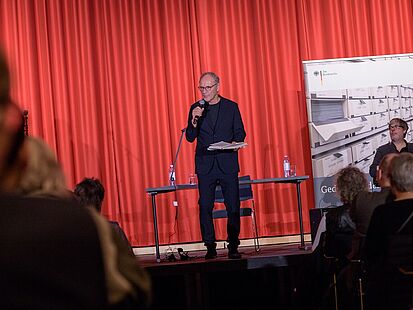 Reinhold Beckmann während seiner Lesung im Bundesarchiv