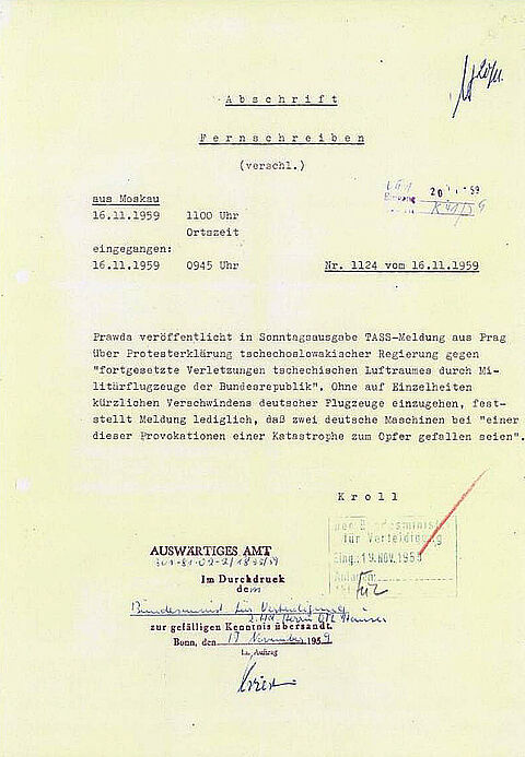 maschinengeschriebenes Dokument mit mehreren Stempeln und handschriftlichen Angaben, Daten und Kürzeln