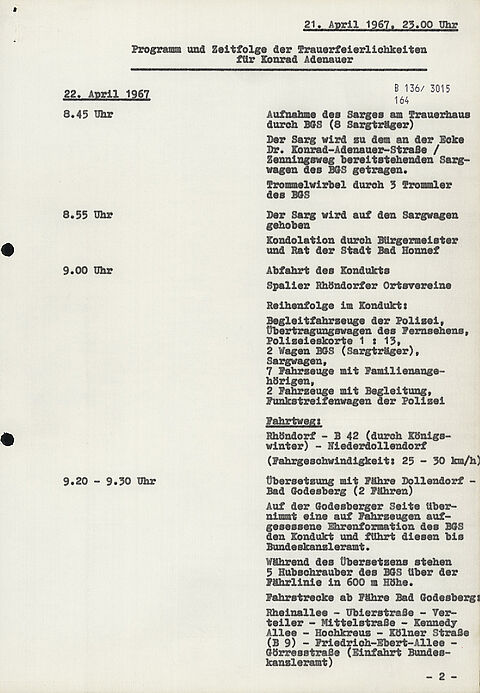Maschinengeschriebenes Dokument in tabellarischer Form mit zwei Spalten