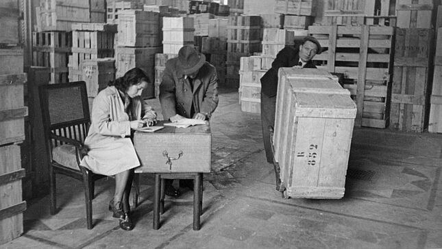 Lager mit Holzkisten in Paris nach einer Beschlagnahmeaktion von Möbeln und Wohnungsinventar (1942/1943 ca.)