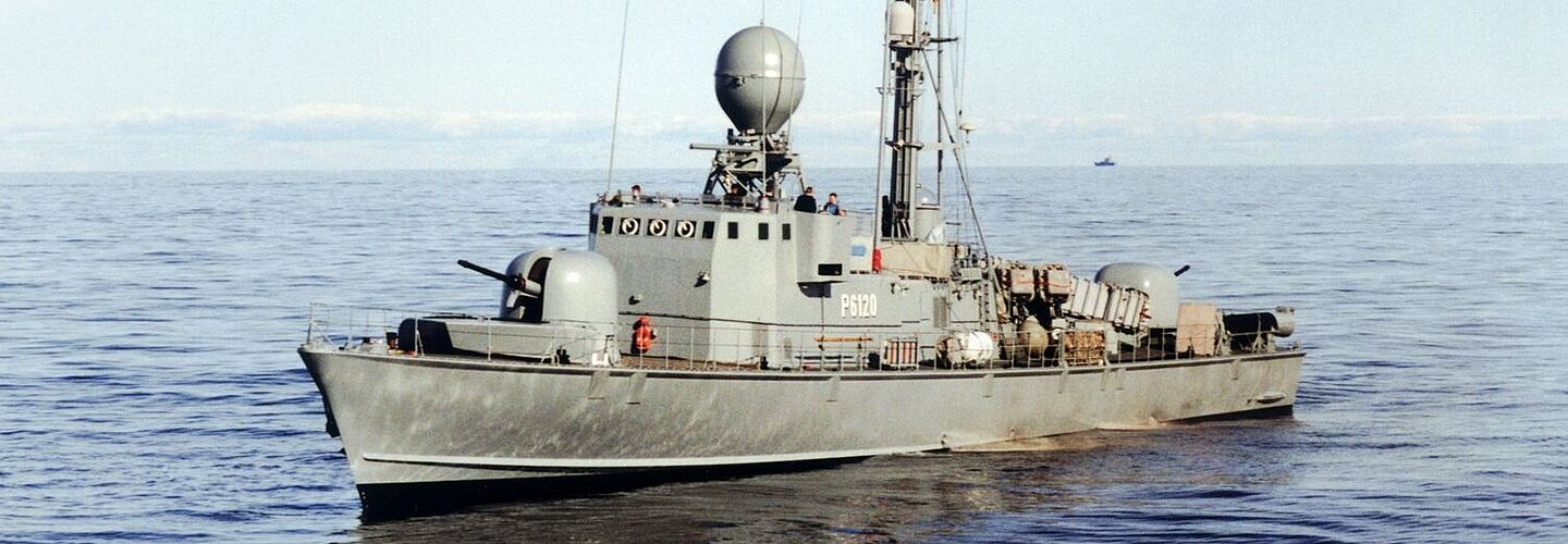 Das Schnellboot P6120 „Kormoran“ der Bundesmarine auf See