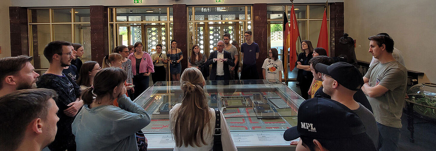 Besuch im Stasimuseum Besuchergruppe im Stasimuseum