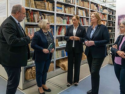 Bundesarchiv-Präsident Michael Hollmann, Vizepräsidentin Alexandra Titze, Abteilungsleiterin Birgit Salamon und Bundestagspräsidentin Bärbel Bas (v.l.n.r.) vor einem Aktenregal