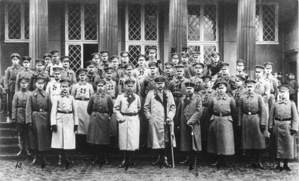 Gruppenbild der Leitung des Großen Hauptquartiers in Kassel-Wilhelmshöhe in Uniform, 1918
