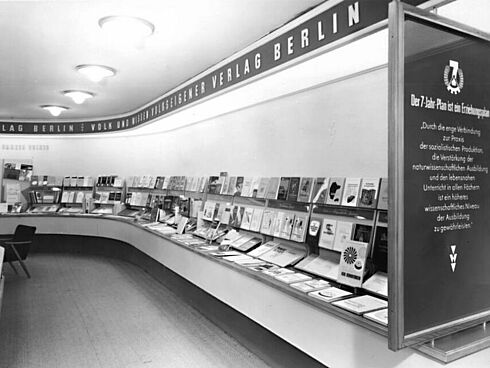 Buchausstellung im Verlag Schwarz-Weiß Fotografie einer Buchausstellung im Verlag