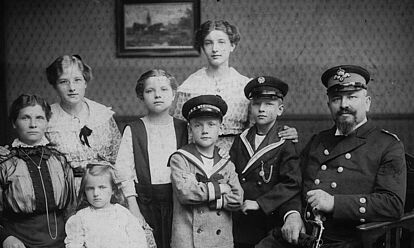 Gruppenbild der Familie von Friedrich Baltrusch mit seiner Ehefrau und sechs Kindern