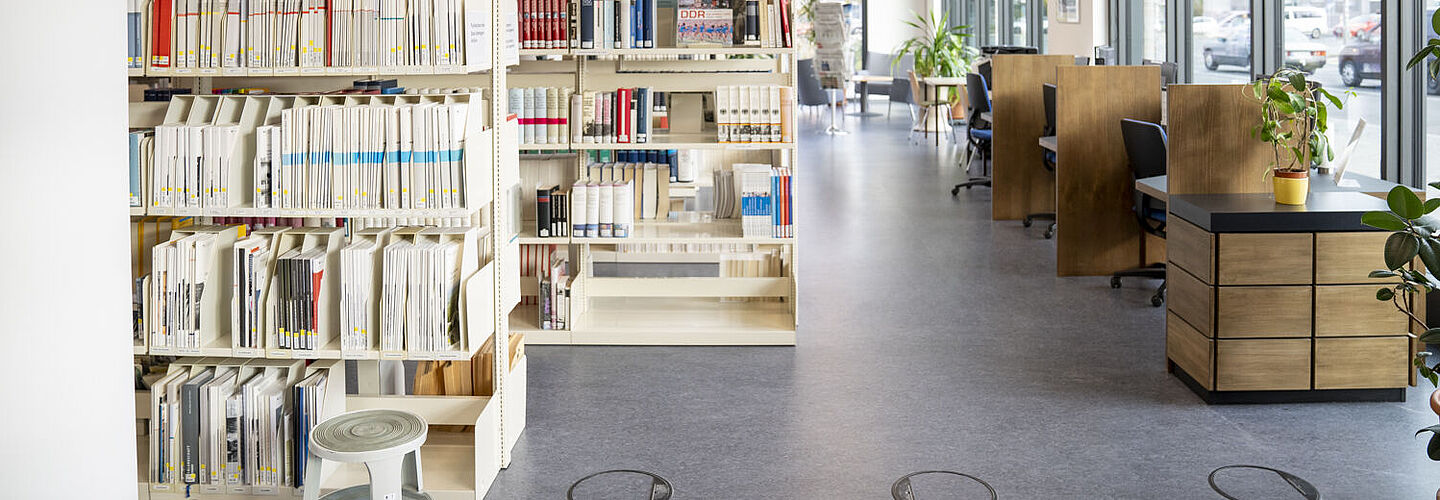 Mehrere Bücherragel in einer Bibliothek