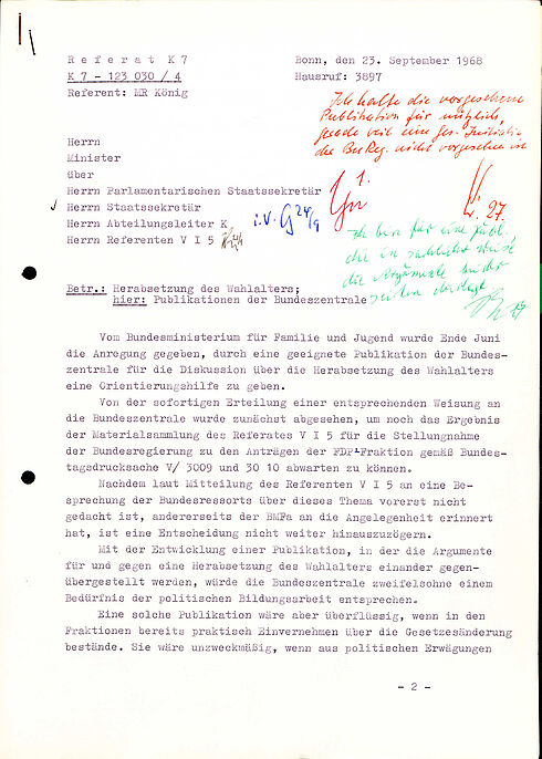 erste Seite eines zweiseitigen maschinengeschriebenen Dokuments mit handschriftlichen Vermerken, Daten und Unterschriften