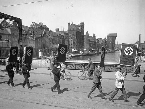 Nationalsozialisten mit Plakaten auf der Langen Brücke in Danzig im Vorfeld der Volkstagswahlen