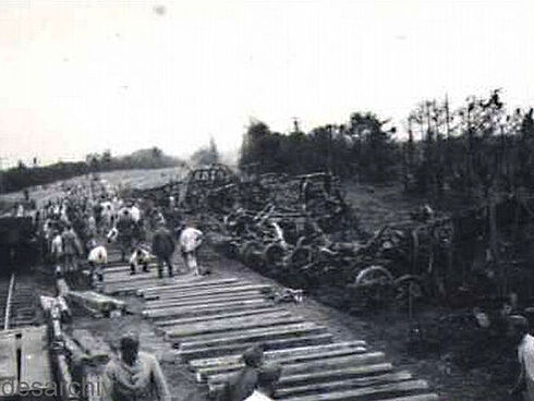 Schwarz-Weiß-Fotografie von Reparaturarbeiten an Gleisanlagen