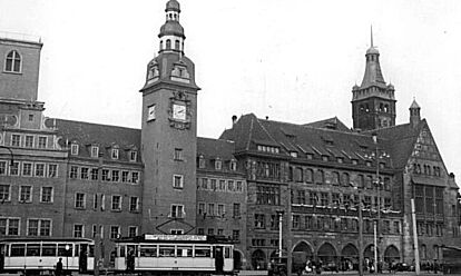 Wiederaufgebautes Rathaus in Karl-Marx-Stadt 1953