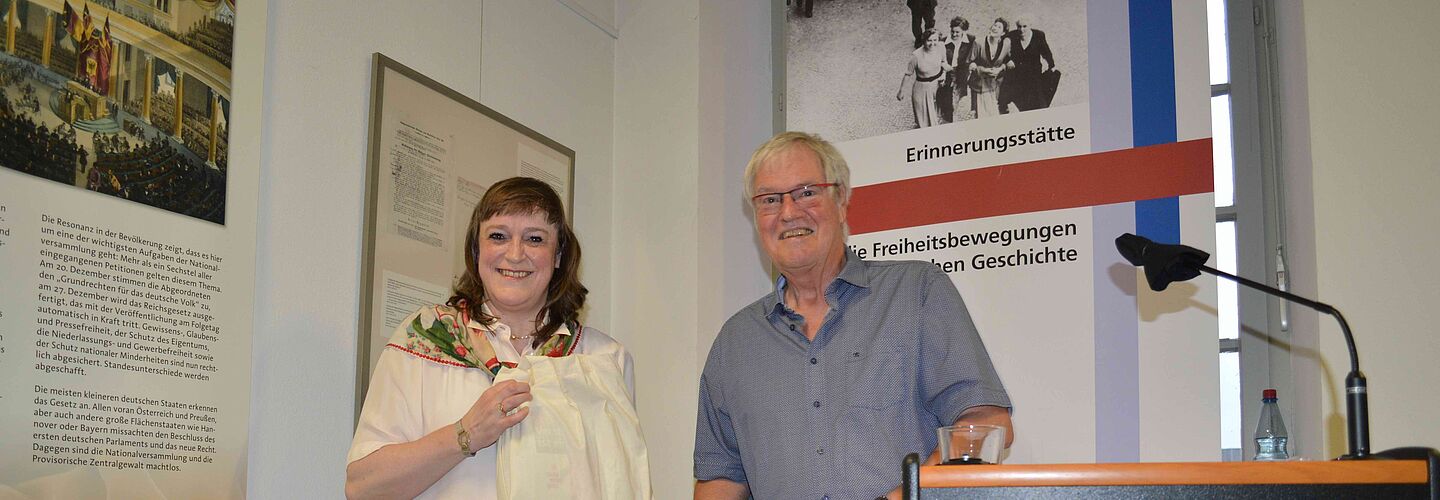 Bild, auf dem Gunter Kaufmann Frau Bublies-Godau für ihren Vortrag dankt