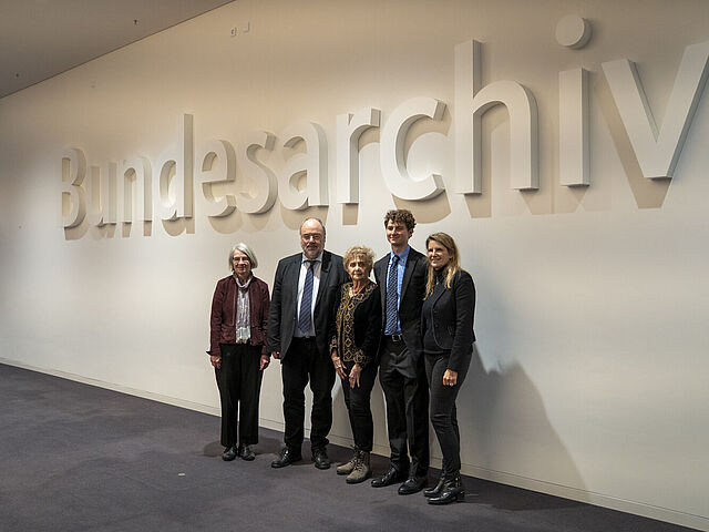 Anette Meiburg, Abteilungsleiterin Deutsches Reich, Bundesarchiv-Präsident Michael Hollmann, die Gäste Tova Friedman, Enkel Aron Goodman, Tochter Taya Friedman (von links).