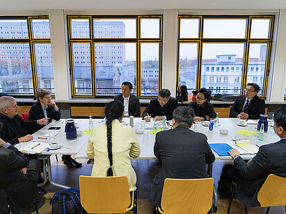 Das Bild zeigt Roland Jahn, der Bundesbeauftragter für die Stasi-Unterlagen zusammen mit Frau Prof. Dr. Menne-Haritz, ehemalige Vize-Präsidentin vom Bundesarchiv, im Gespräch mit einer Delgeation der KMT-Partei aus Taiwan.