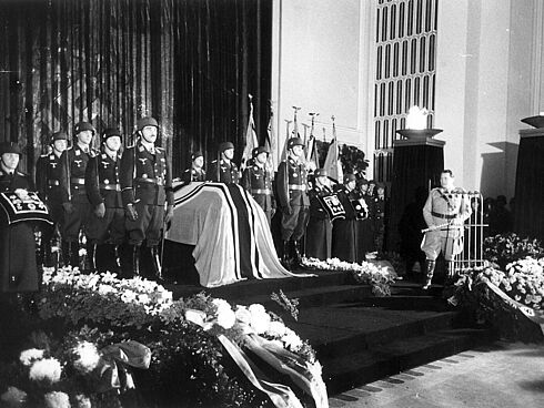 Schwarz-Weiß-Fotografie des Staatsbegräbnisses von Ernst Udet
