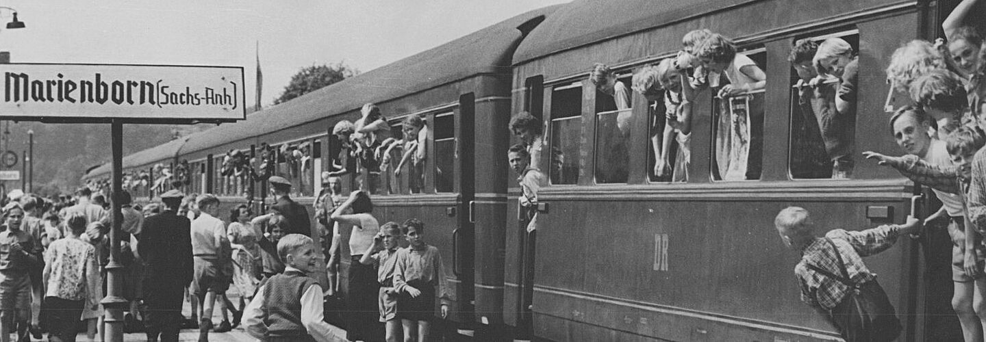 „Erster Transport westdeutscher Ferienkinder in der DDR eingetroffen“, 3. Juli 1956 Kinder aus Westdeutschland treffen per Sonderzug zu Ferien in der DDR ein 1956
