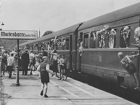 Kinder aus Westdeutschland treffen per Sonderzug zu Ferien in der DDR ein 1956