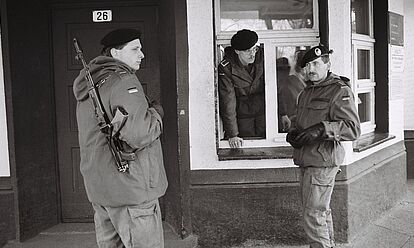Drei Bundeswehrsoldaten halten im April 1991 Wache an der Bundeswehrkaserne im Stadtteil Alberstadt in Dresden (Sachsen). Einer der Soldaten trägt ein Gewehr über der Schulter.