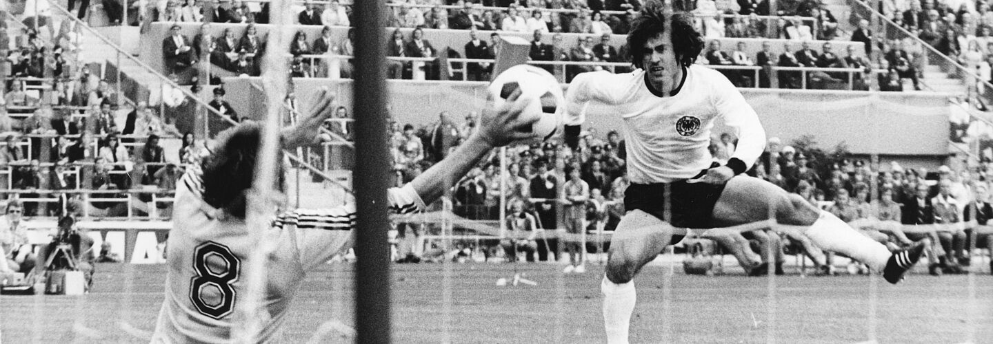 Kopfball Wolfgang Overath Wolfgang Overath spielt den Ball per Kopf auf das niederländische Tor.