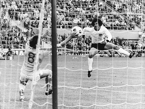Kopfball von Wolfgang Overath (BRD, rechts) auf das Tor der Niederlande; links: Torwart Jan Jongbloed Wolfgang Overath spielt den Ball per Kopf auf das niederländische Tor.