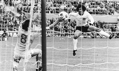 Wolfgang Overath spielt den Ball per Kopf auf das niederländische Tor.