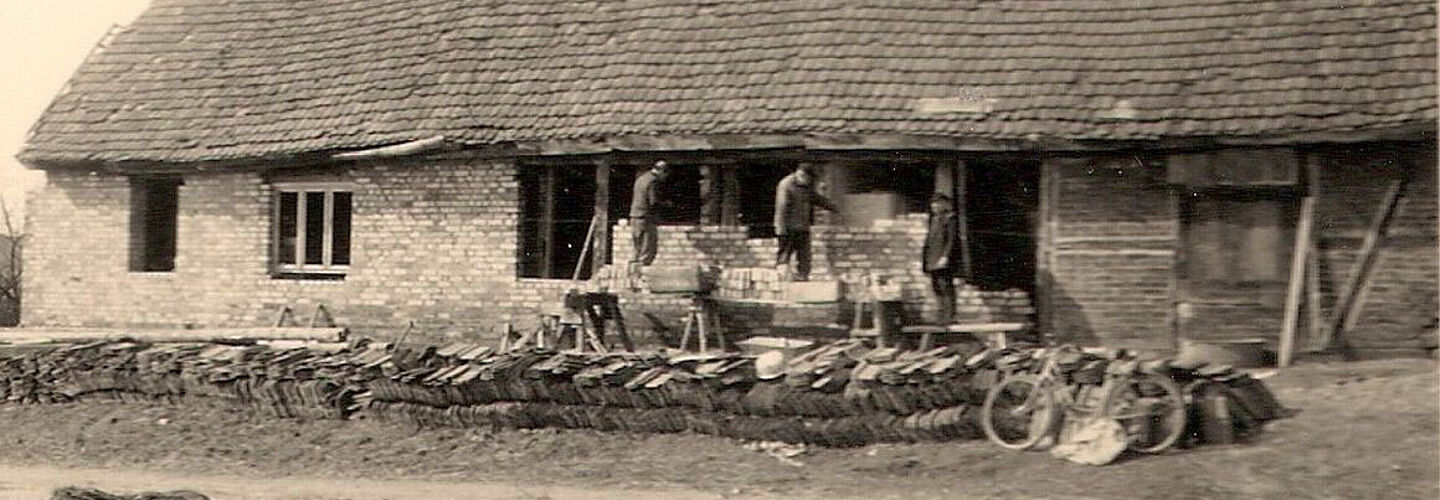 Sanierungsbedürftiges Haus, bei dem Außenwände neu gemauert werden.