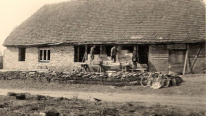 Sanierungsbedürftiges Haus, bei dem Außenwände neu gemauert werden.