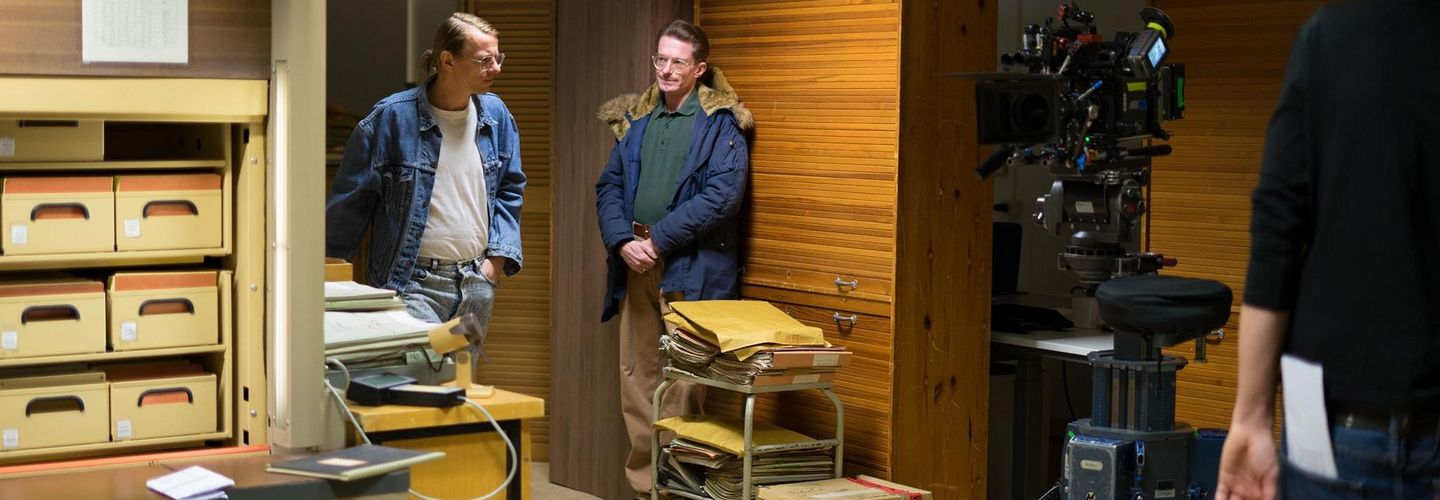 Das Bild zeigt einen Filmszene mit dem Gundermann-Darsteller Alexander Scheer in einem Büro.