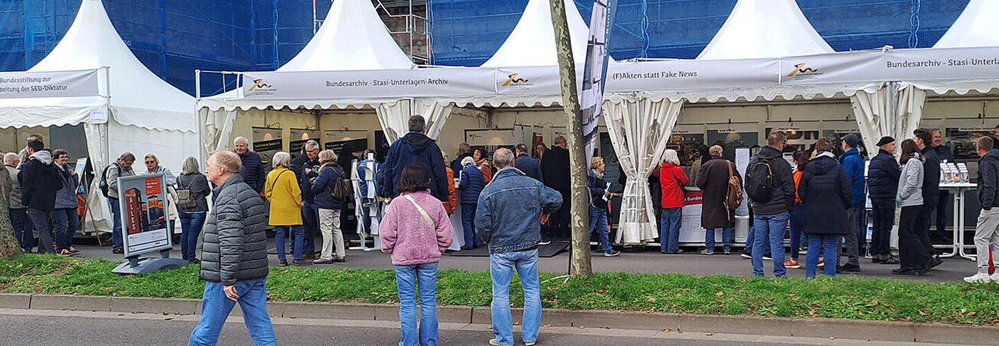 Das Stand des Bundesarchivs beim Tag der Deutschen Einheit 2025 in Saarbrücken