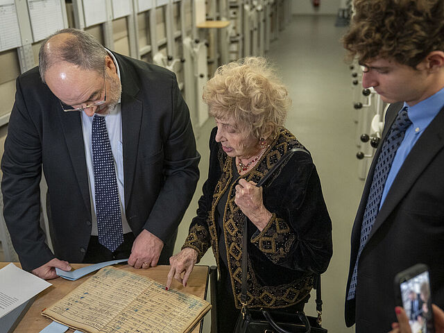 Im Aktenmagazin liest Tova Friedman in einem Buch mit "Sonderzügen der Deutschen Reichsbahn", die von ganz Europa aus auch nach Auschwitz führten
