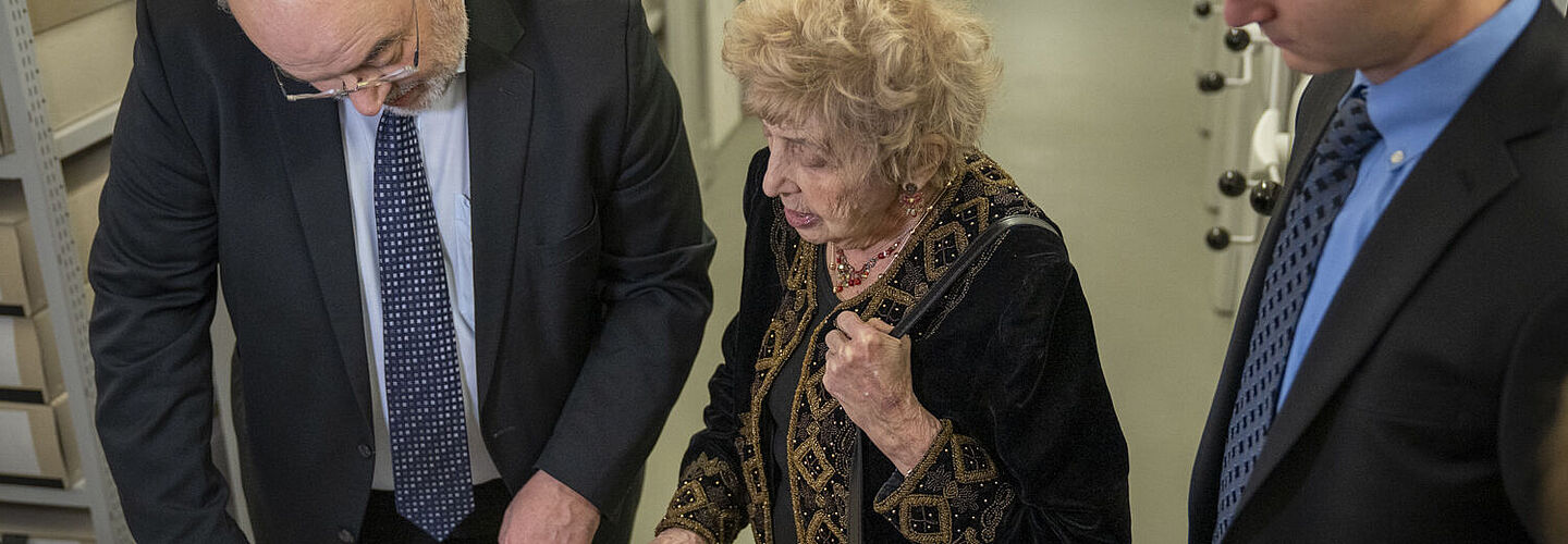 Im Aktenmagazin liest Tova Friedman in einem Buch mit "Sonderzügen der Deutschen Reichsbahn", die von ganz Europa aus auch nach Auschwitz führten