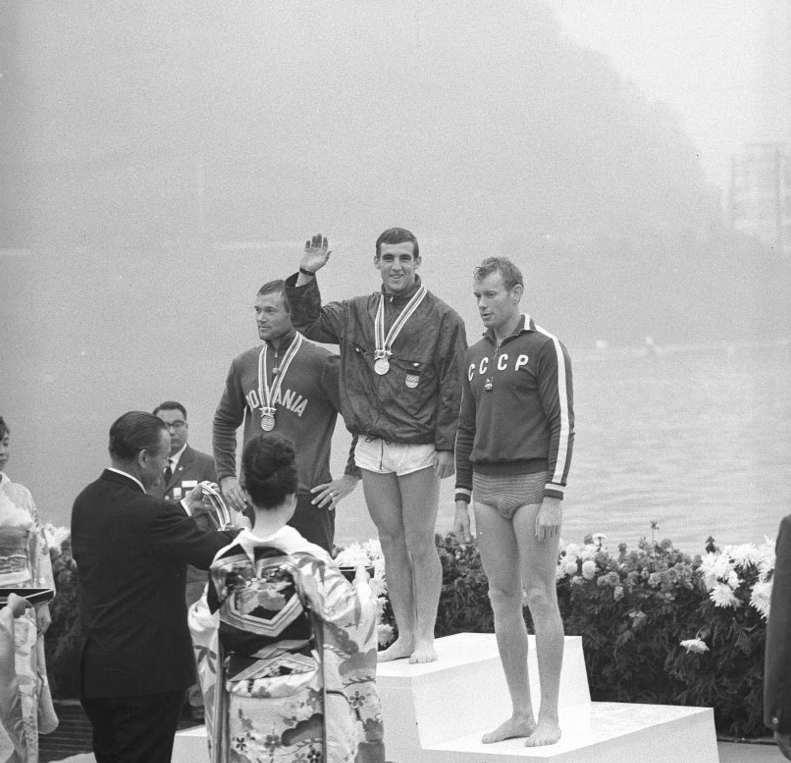 Siegerehrung im Einer-Canadier: Jürgen Eschert (DDR) erhält die Goldmedaille, 24. Oktober 1964