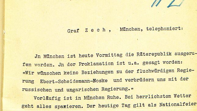 maschinengeschriebenes Dokument mit handschriftlichen Vermerken, Kürzeln und Unterschriften unter dem Text