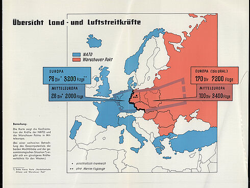 Die Karte bietet eine Übersicht über die Land- und Luftstreitkräfte sowohl in der NATO als auch im Warschauer Pakt. Die Karte zieht eine Konfrontationslinie zwischen den Ländern der NATO und den Ländern des Warschauer Paktes. In Informationskästen wird die Anzahl der Divisionen und Flugzeuge angegeben. Der NATO-Teil von Europa hat 76 Divisionen und 3.200 Flugzeuge. Mitteleuropa hat 26 Divisionen und 2.000 Flugzeuge. Der Teil des Warschauer Paktes von Europa bis zum Ural hat 170 Divisionen und 7.200 Flugzeuge. In dem Part von Mitteleuropa hat 100 Divisionen und 3.400 Flugzeuge.