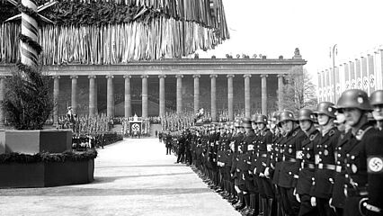 Kundgebung am 1. Mai 1936, Ehrenkompanie der Waffen-SS neben Mai-Baum vor Altem Museum Berlin