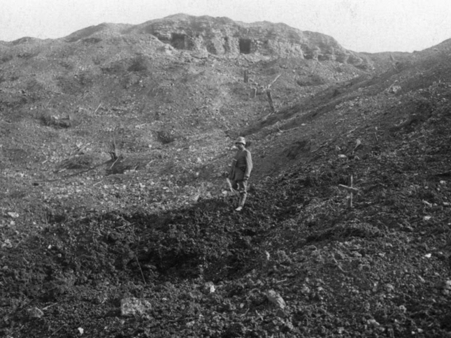 Deutscher Soldat vor dem Infanterie-Werk in der Jumin-Schlucht bei Verdun, 1916